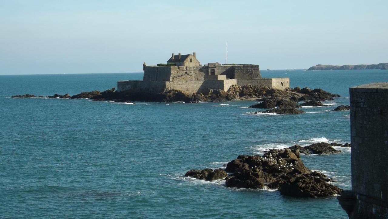 Appartement T2 ,parking privé,terrasse, 10 mns à pieds de la cité corsaire et ses plages Saint-Malo Exterior foto