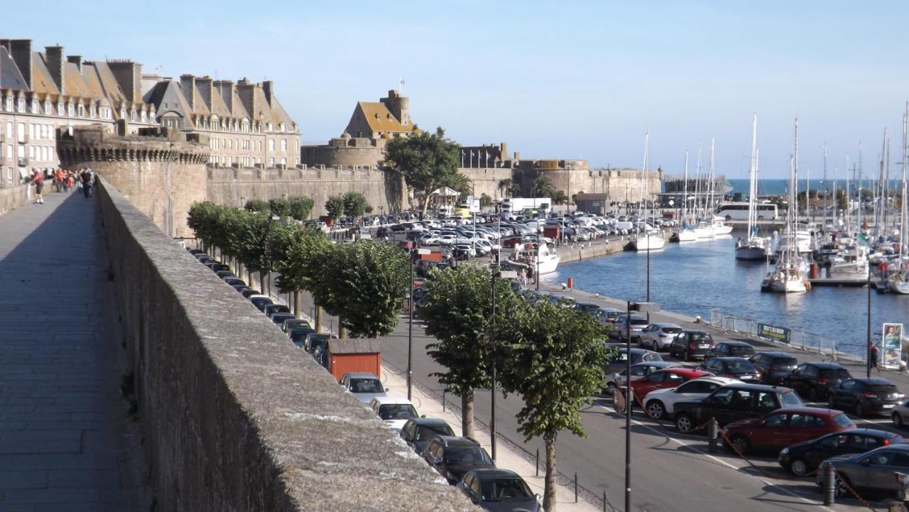 Appartement T2 ,parking privé,terrasse, 10 mns à pieds de la cité corsaire et ses plages Saint-Malo Exterior foto