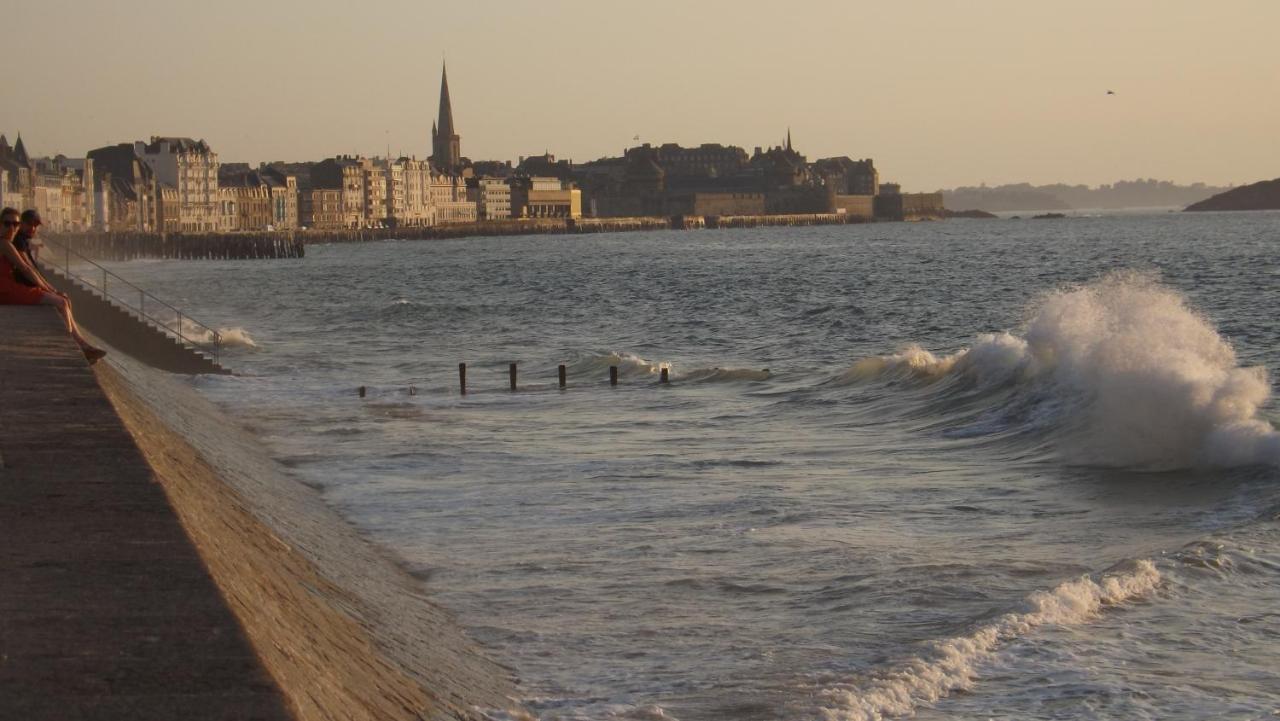 Appartement T2 ,parking privé,terrasse, 10 mns à pieds de la cité corsaire et ses plages Saint-Malo Exterior foto